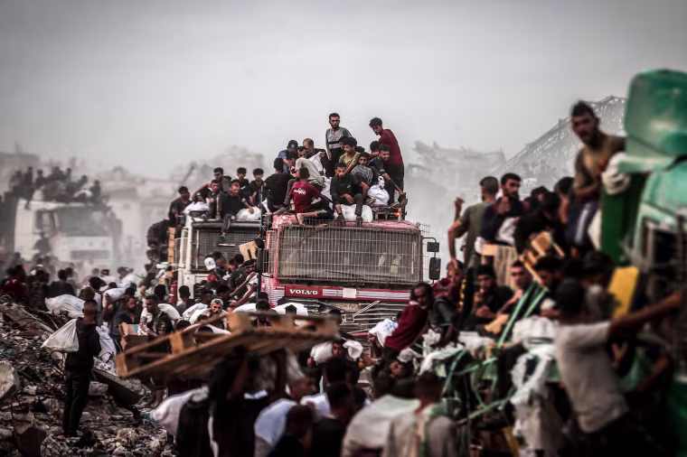 Palestinians flock to aid trucks amid food crisis in Gaza