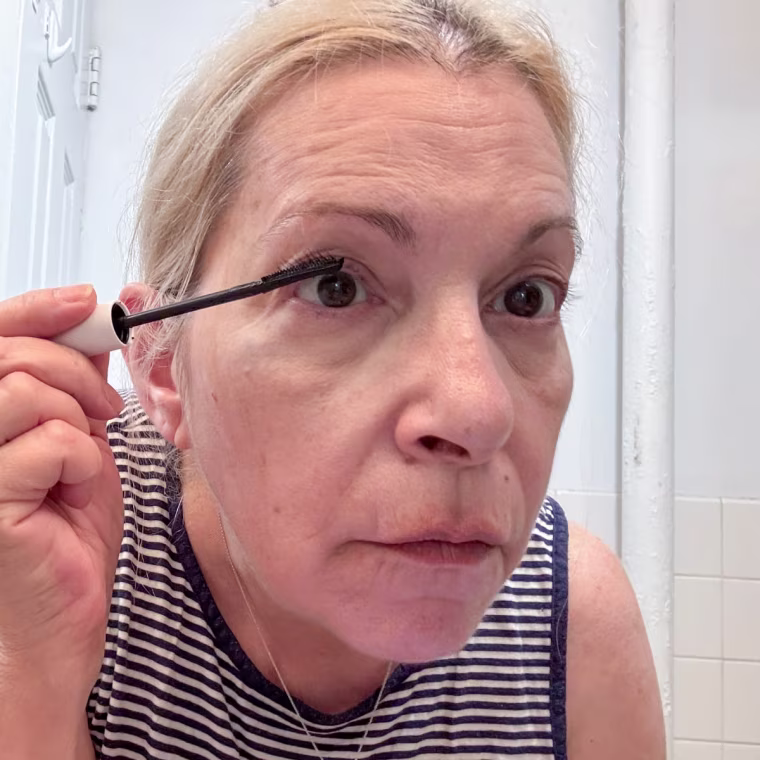 Contributing writer PJ Gach applying the Il Makiage Black Card Mascara.