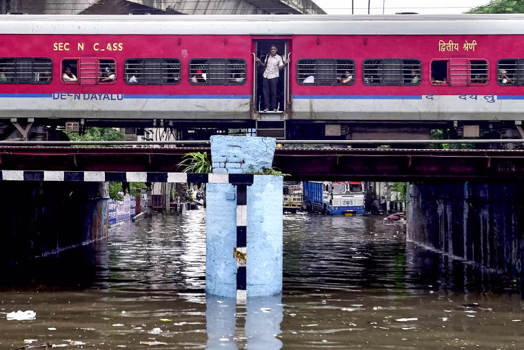 TOPSHOT-INDIA-WEATHER-MONSOON