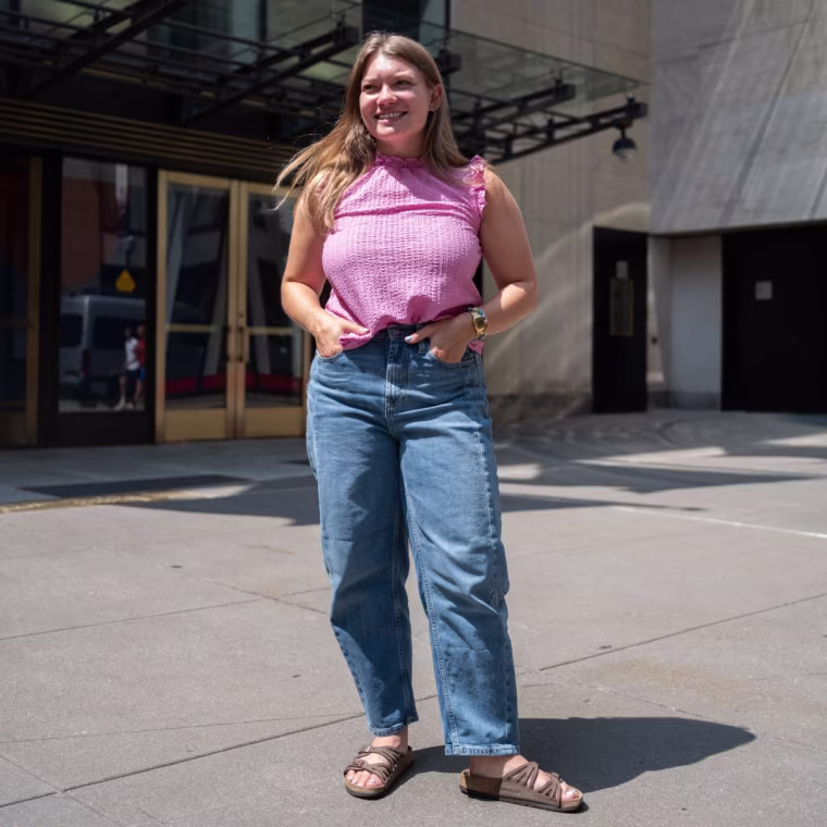 Associate editor Sierra Hoeger wears the Old Navy High-Waisted Barrel Ankle Jeans in size 4.
