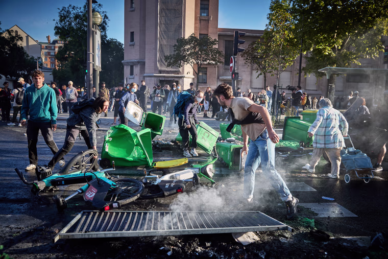 French Protest Groups Stage 'Block Everything' General Strike