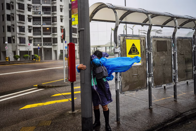 TOPSHOT-HONG KONG-CHINA-WEATHER-CLIMATE-TYPHOON