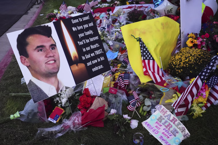 Un memorial en honor al director ejecutivo y cofundador de Turning Point USA, Charlie Kirk, en la Universidad del Valle de Utah, el 13 de septiembre de 2025, en Orem, Utah.