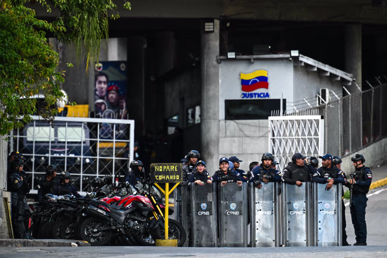 Image: Security forces stand guard at the entrance of the El Helicoide