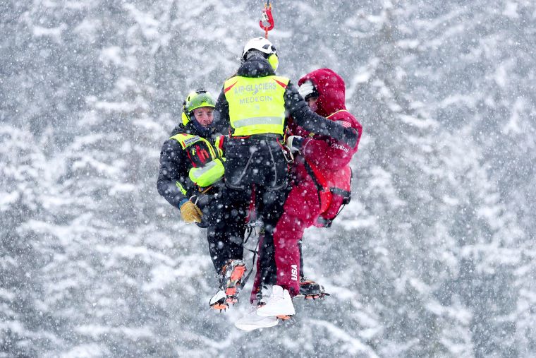 Lindsey Vonn being airlifted to the hospital