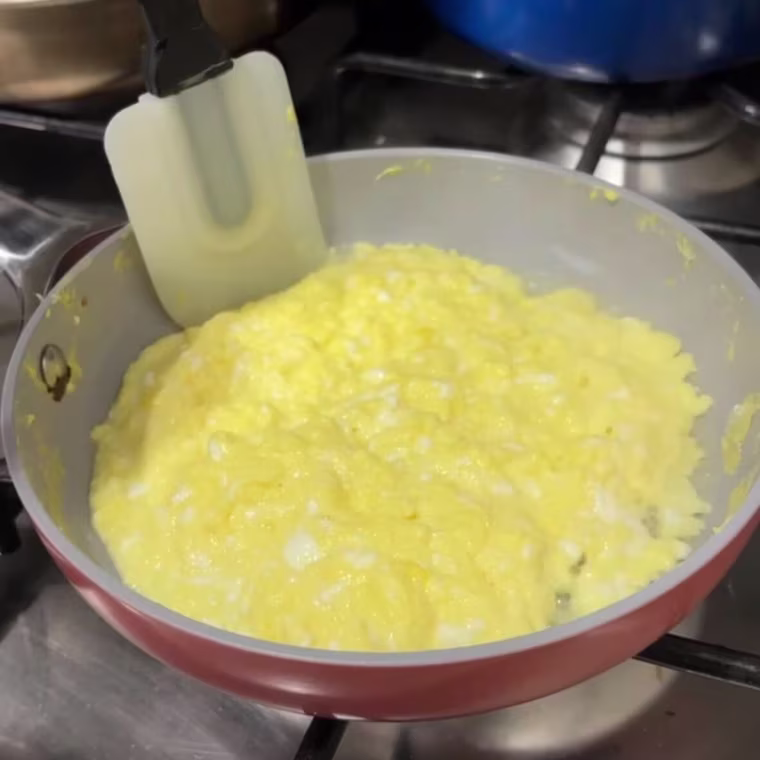 The ceramic coating creates a PFA-free nonstick effect.
