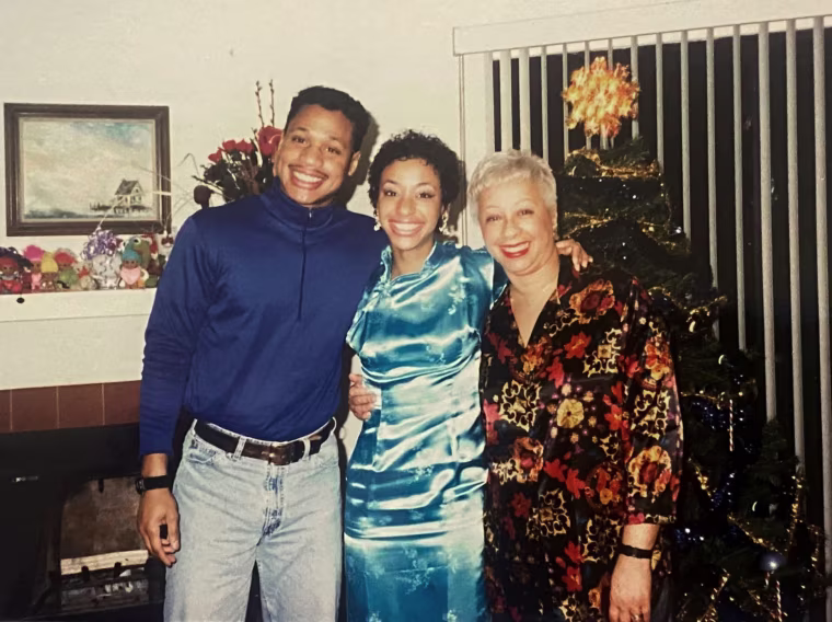 Dawn Michelle Hunt with her mother and older brother in Chicago in 1991. 