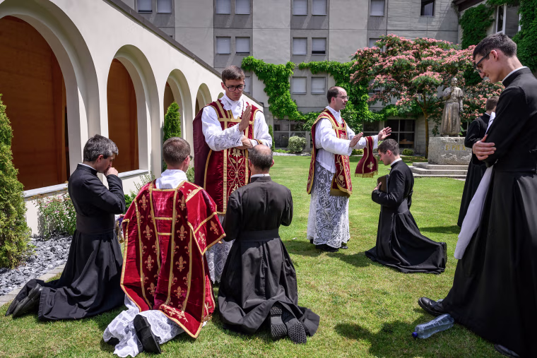 TOPSHOT-SWITZERLAND-CHURCH-RELIGION-POPE