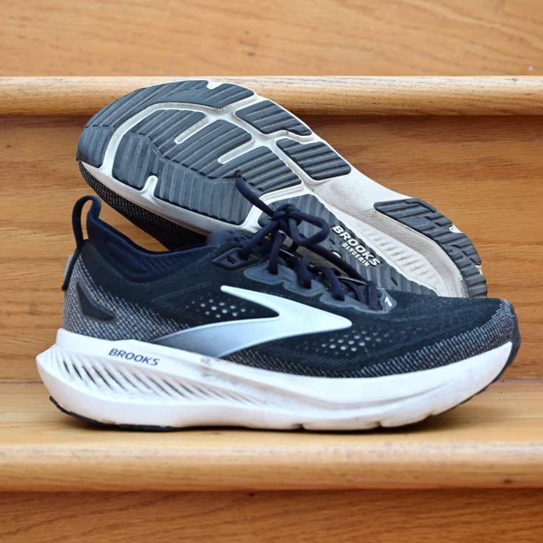 A close-up of the Brooks Glycerin 23 resting against a wooden stair.