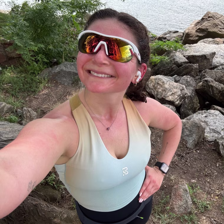 A woman wearing Bandit’s Vanisher V-Neck Race Crop.