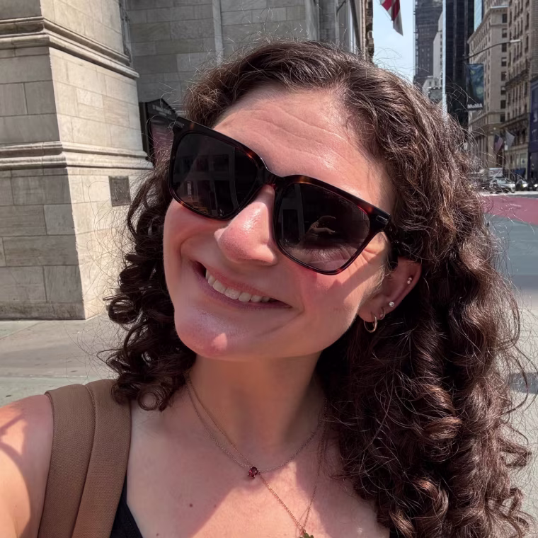 A woman wearing Quay’s Recap Sunglasses.
