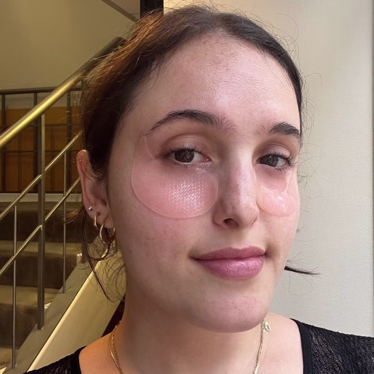 Mili Godio tries the Abib PDRN Retinal Eye Patches