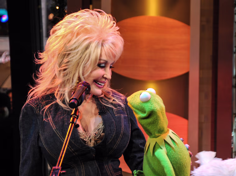 Dolly Parton duets with Kermit the Frog on "Good Morning America," Nov. 27, 2012.