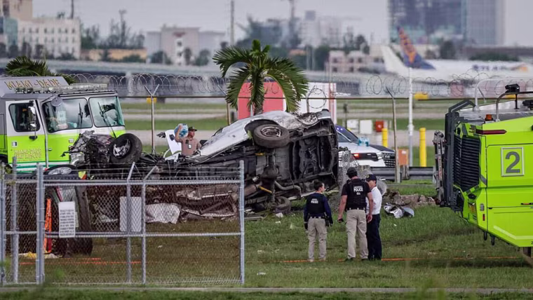 Así quedaron los vehículos sobre los que cayó el avión.