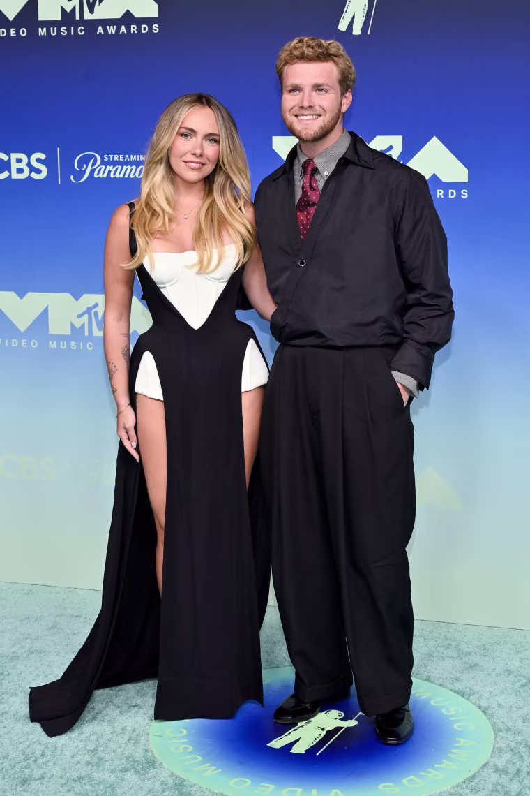 Кувр Анон и Алекс Уоррен присутствуют на церемонии вручения наград MTV Video Music Awards 2026, которая прошла в театре Peacock 27 сентября 2026 года в Лос-Анджелесе, Калифорния. 