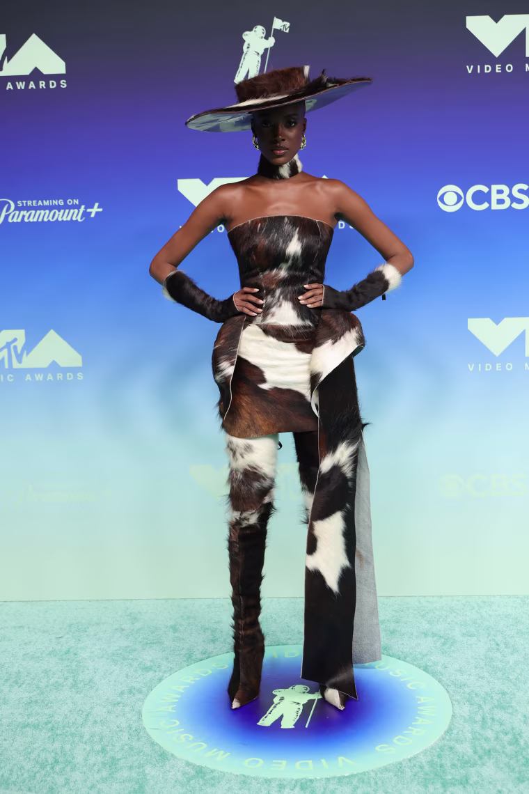 Мэдисин Люн посетила церемонию вручения наград MTV Video Music Awards 2026 (VMA), которая состоялась в театре Peacock 27 сентября 2026 года в Лос-Анджелесе, Калифорния. 