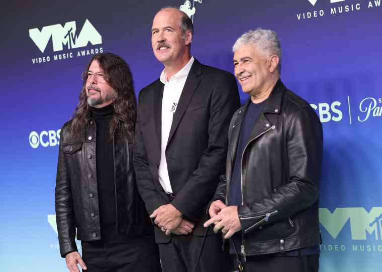 Дэйв Грол из Nirvana, Крист Новоселич и Пэт Смир присутствуют на церемонии вручения наград MTV Video Music Awards 2026 (VMA), которая проходит в театре Peacock Theater 27 сентября 2026 года в Лос-Анджелесе, Калифорния. 