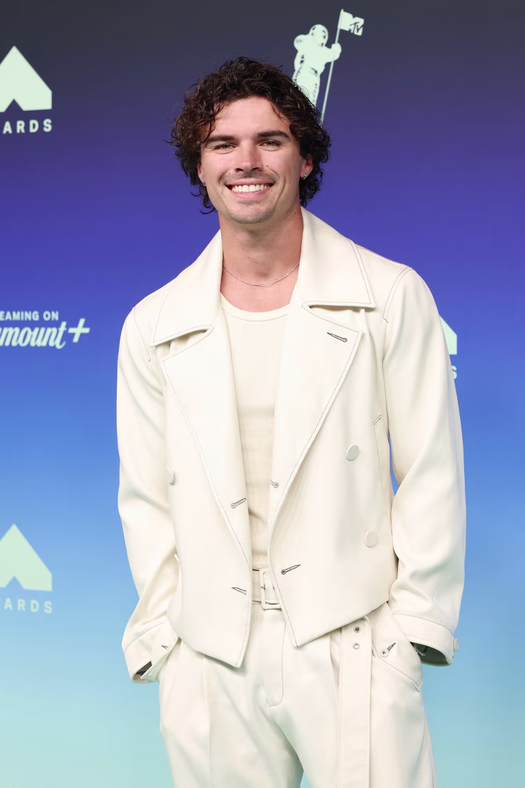 Ник Ванс присутствует на церемонии вручения наград MTV Video Music Awards (VMA) 2026 года, которая прошла в театре Peacock 27 сентября 2026 года в Лос-Анджелесе, Калифорния. 