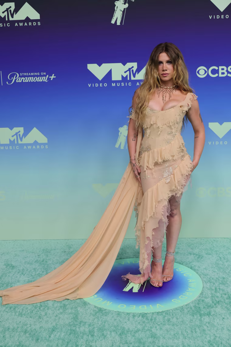 Слеййтер присутствует на церемонии вручения наград MTV Video Music Awards (VMA) 2026 года в театре Peacock 27 сентября 2026 года в Лос-Анджелесе, Калифорния. 