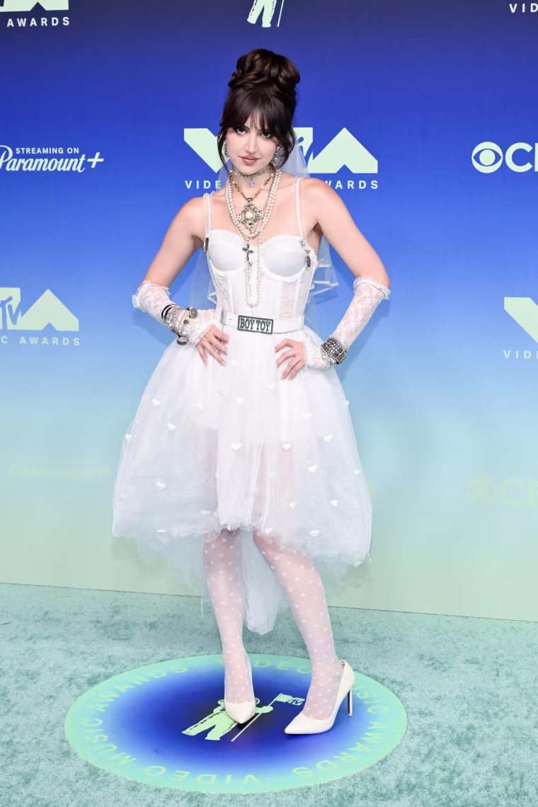 Софи Сильва присутствует на церемонии вручения наград MTV Video Music Awards 2026, которая проходит в театре Peacock 27 сентября 2026 года в Лос-Анджелесе, Калифорния. 