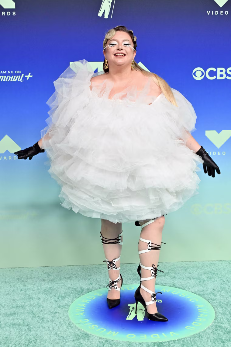 Мик присутствует на церемонии вручения наград MTV Video Music Awards, которая проходит в театре Peacock 27 сентября 2026 года в Лос-Анджелесе, Калифорния. 
