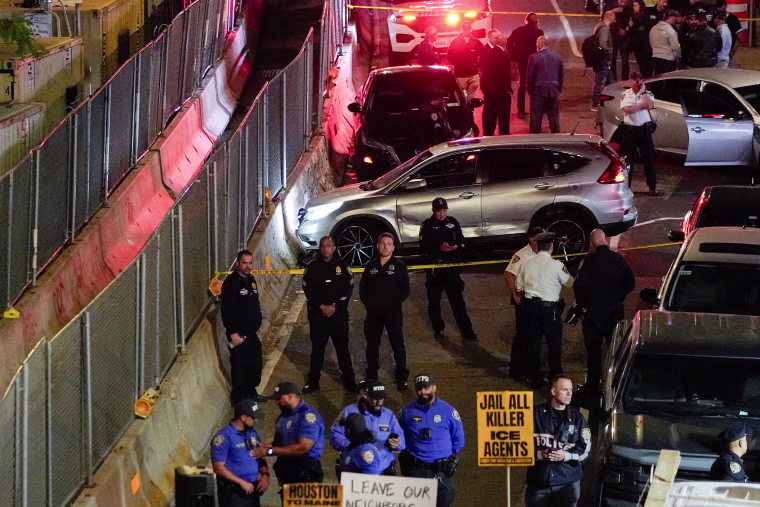 Las autoridades en el lugar donde una persona fue baleada por agentes federales en Nueva York.