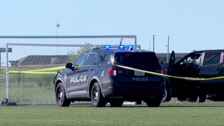 La policía acude al sitio donde un vehículo irrumpió en un partido de fútbol en Wichita, Kansas.