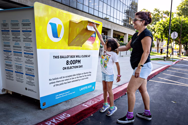 Una votante en California, acompañada por su hija, emite su boleta de voto anticipado en Norwalk, Los Ángeles, el 19 de octubre de 2026.
