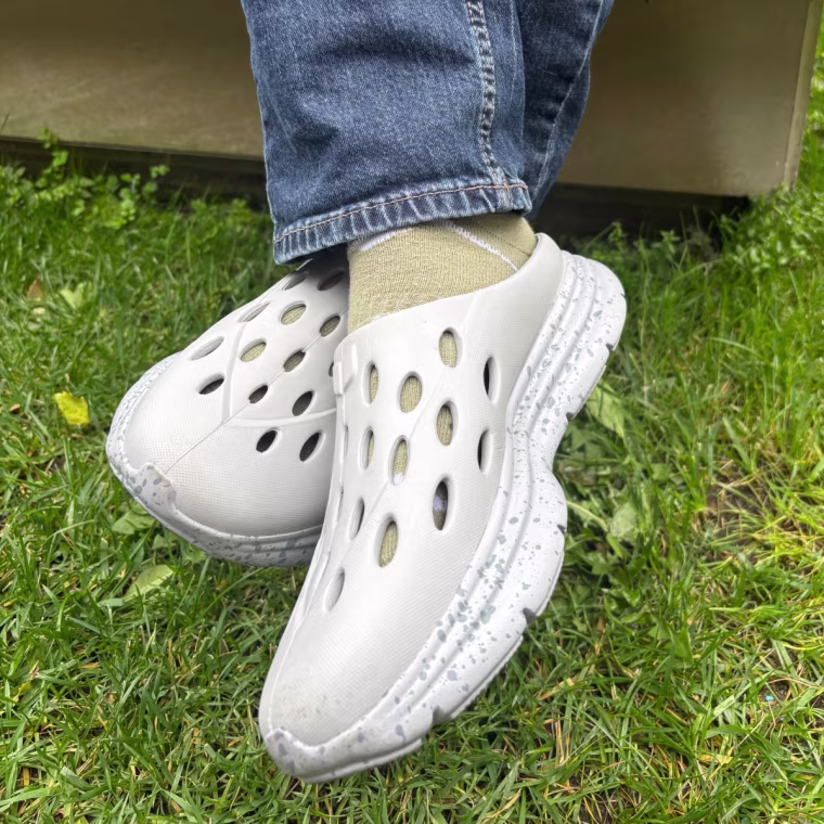 A person wearing the Kane Revive OB with socks.