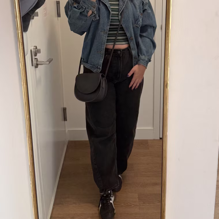 Woman wearing a pair of Gap barrel jeans.