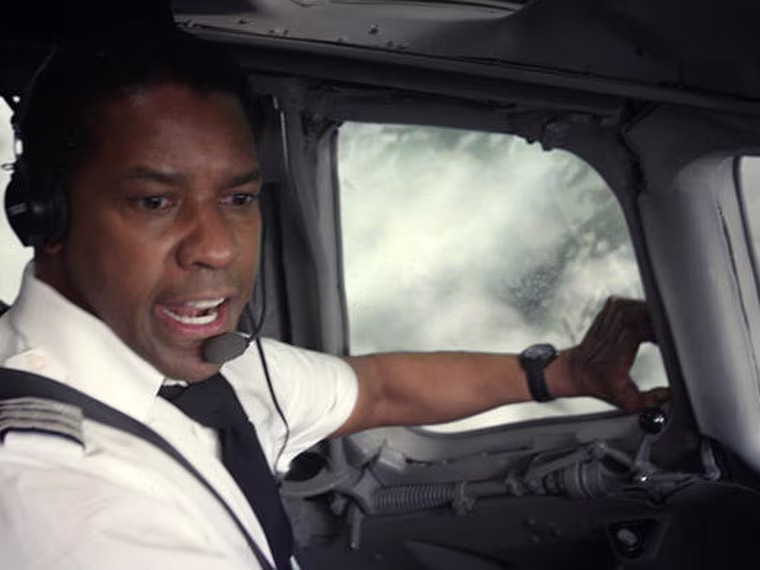 Denzel Washington portrays an alcoholic pilot in