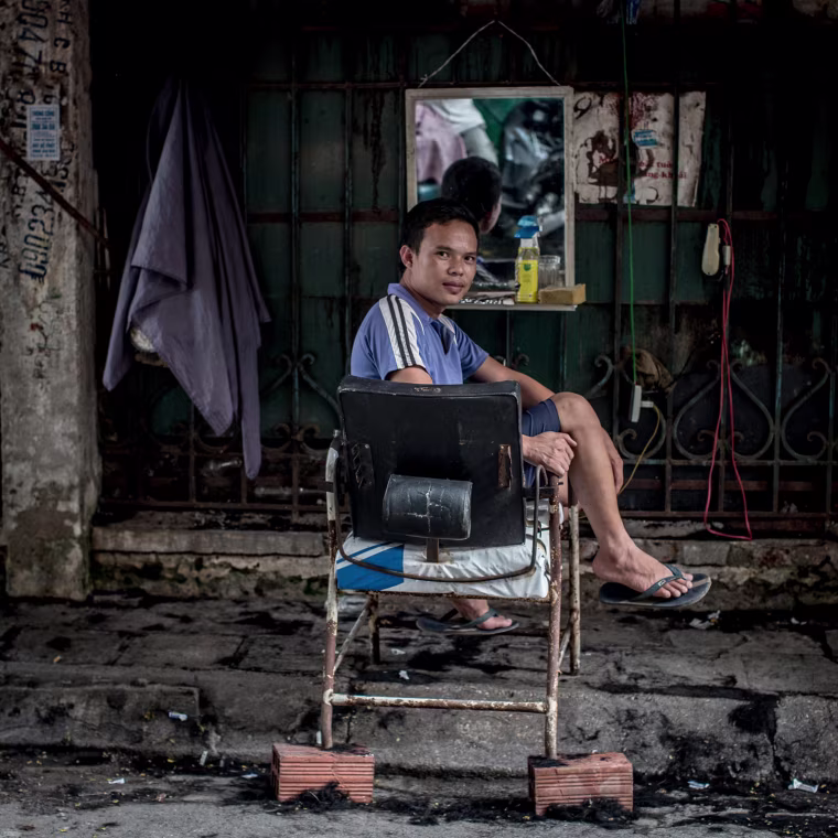 Thirty-three-year-old street barber Mr. Tuan has been a street barber for more than seven years.