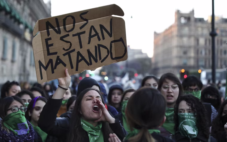 Grupos de manifestantes contra la violencia de género en México, el 18 de febrero de 2020.