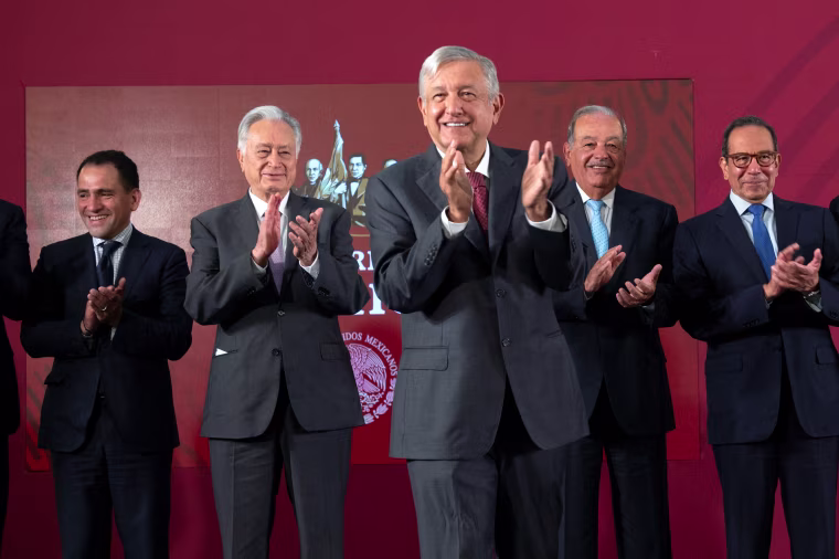 Andrés Manuel López Obrador en un evento de agosto 2019 con empresarios como Carlos Slim (segundo de derecha a izquierda) y el encargado el consejo empresarial Carlos Salazar (derecha)