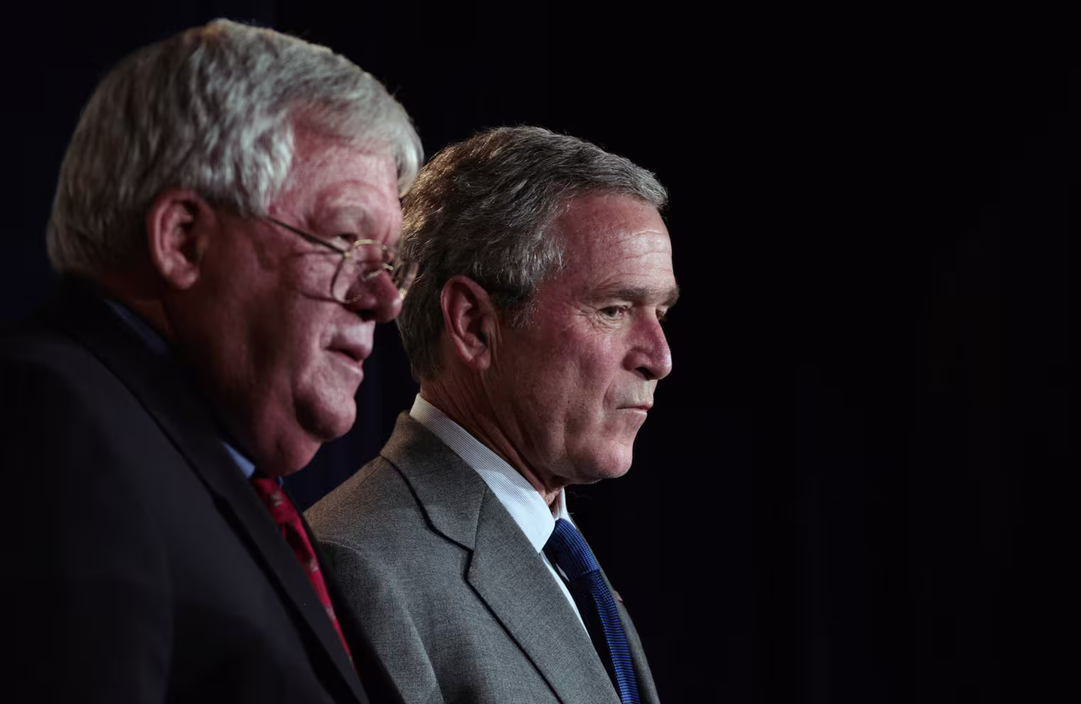 US President George W. Bush (R) stands w