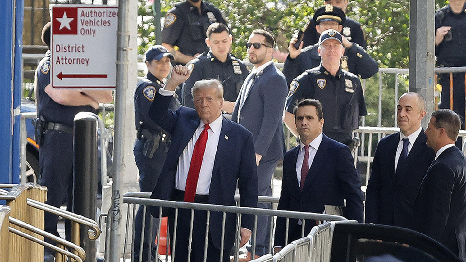 Trump arrives at NYC courthouse for hush money criminal trial