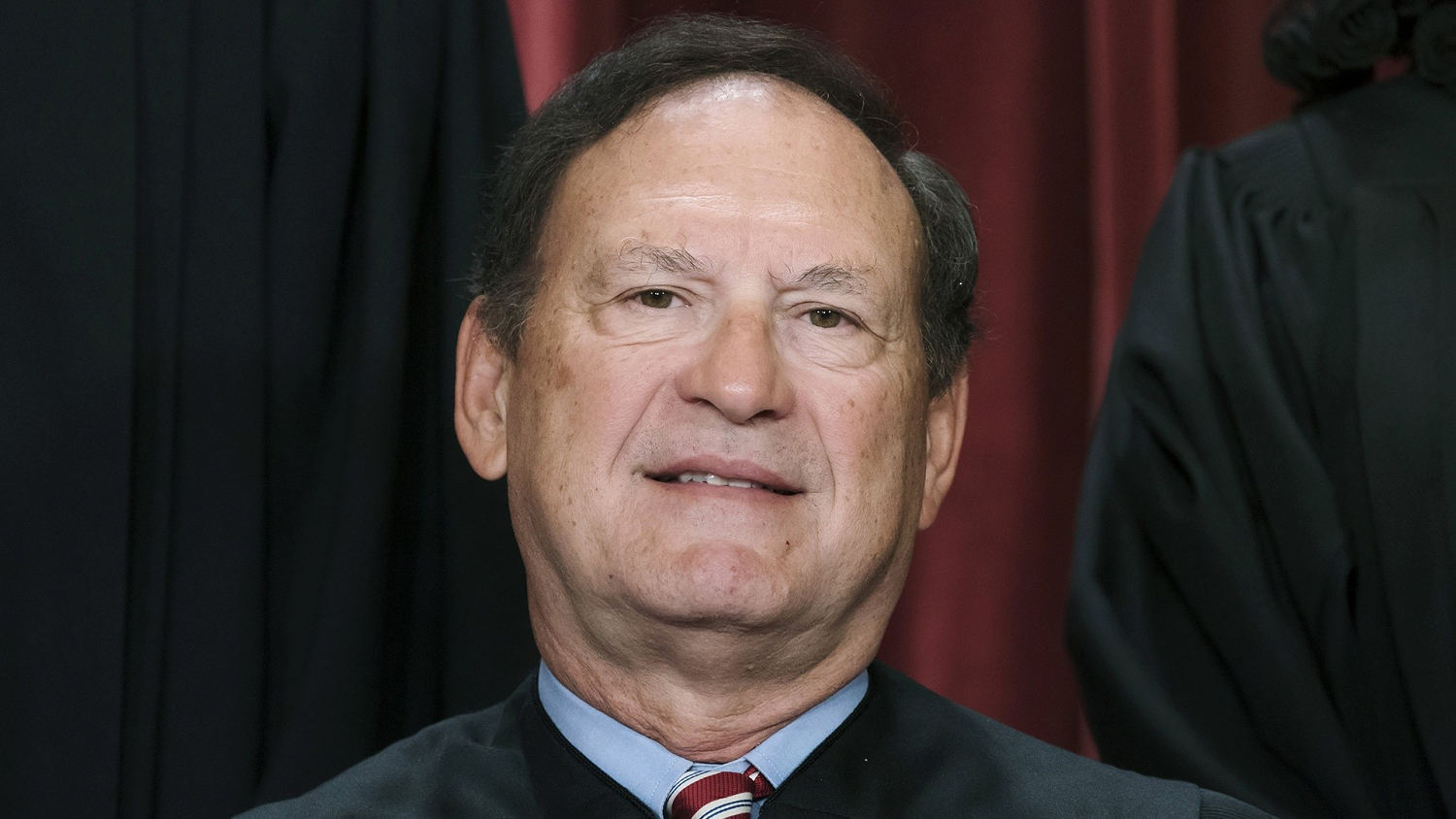 Alito declines to step aside from Trump cases amid flag conflict