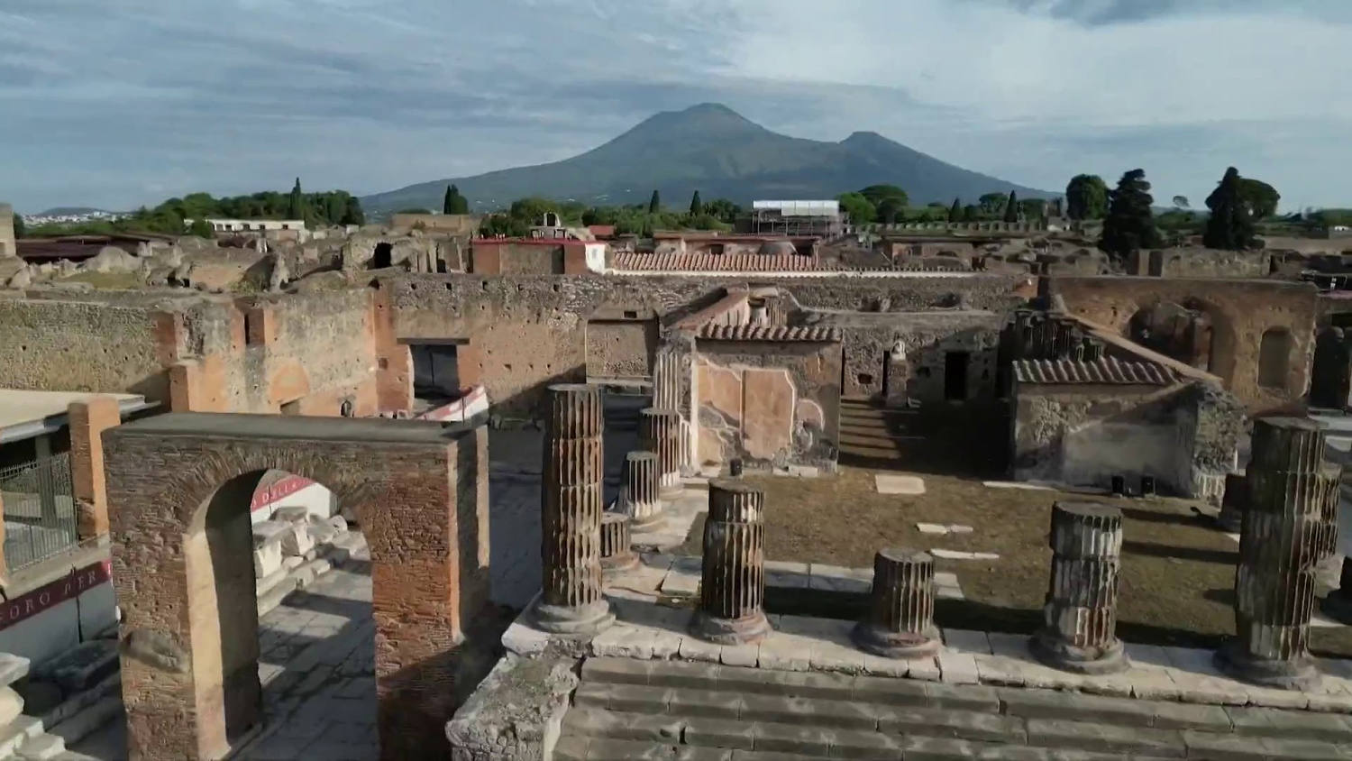 Pompeii excavation reveals "blue room" after nearly 2000 years