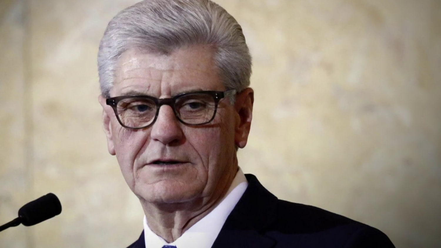 Former Mississippi governor demands sources, sues reporters and editors for defamation