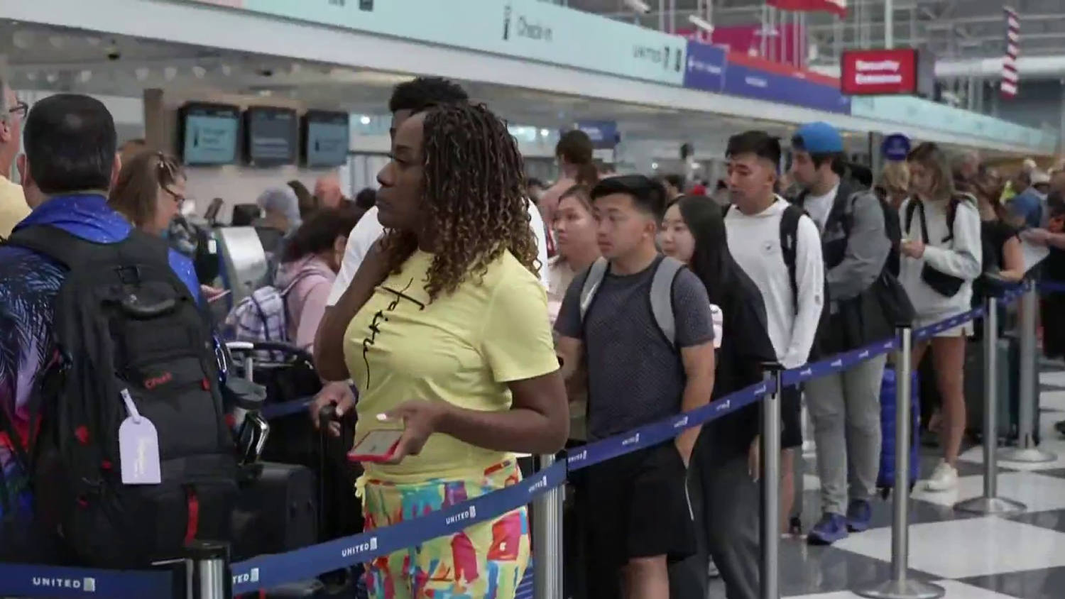 Hundreds of flights canceled, thousands delayed as Labor Day travel rush begins