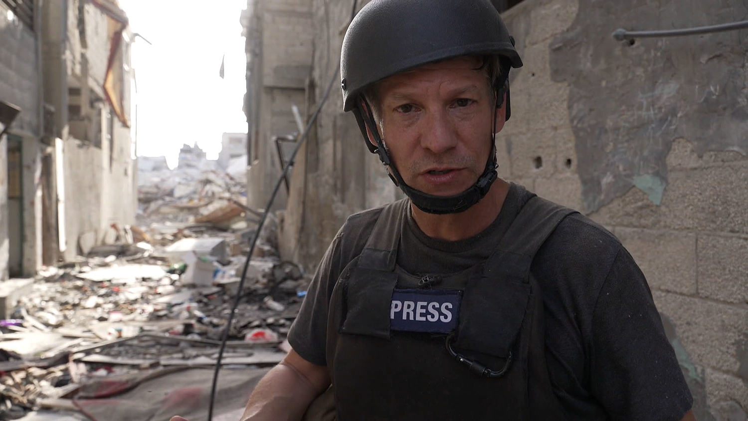 PhĂłng viĂȘn Richard Engel cá»§a ÄĂ i NBC News ÄÆ°a tin từ bĂȘn trong Gaza.