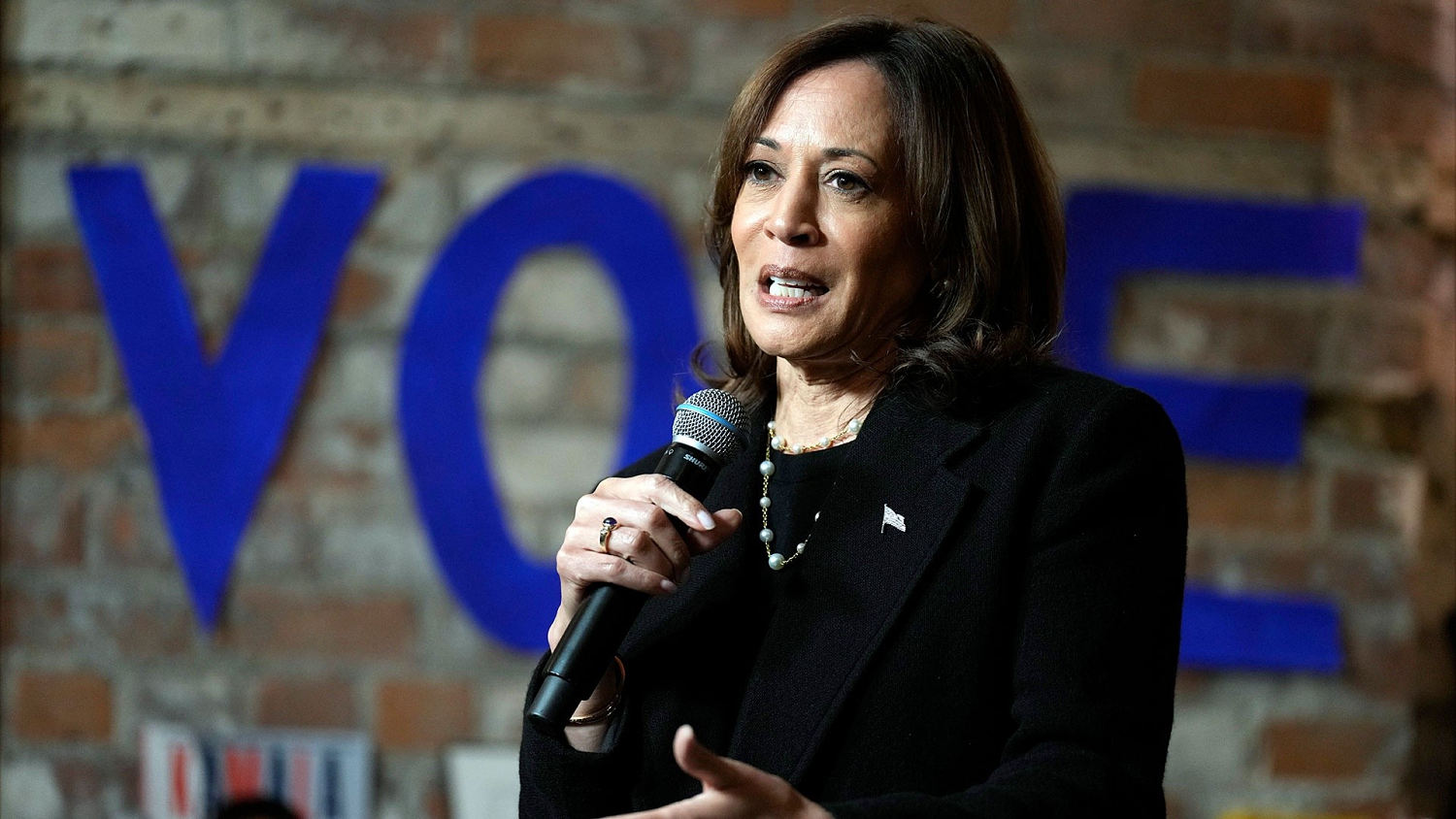 Harris focuses on Black voters in Detroit radio town hall