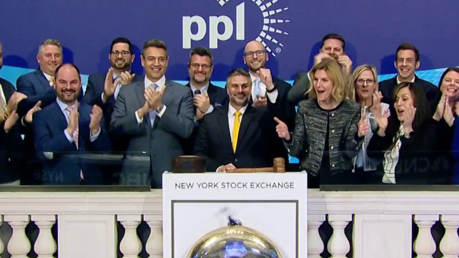 Dow falls almost 900 points as Trump declines to rule out possible recession