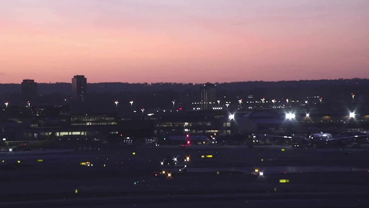 FAA equipment issue causes major disruptions at Newark Airport