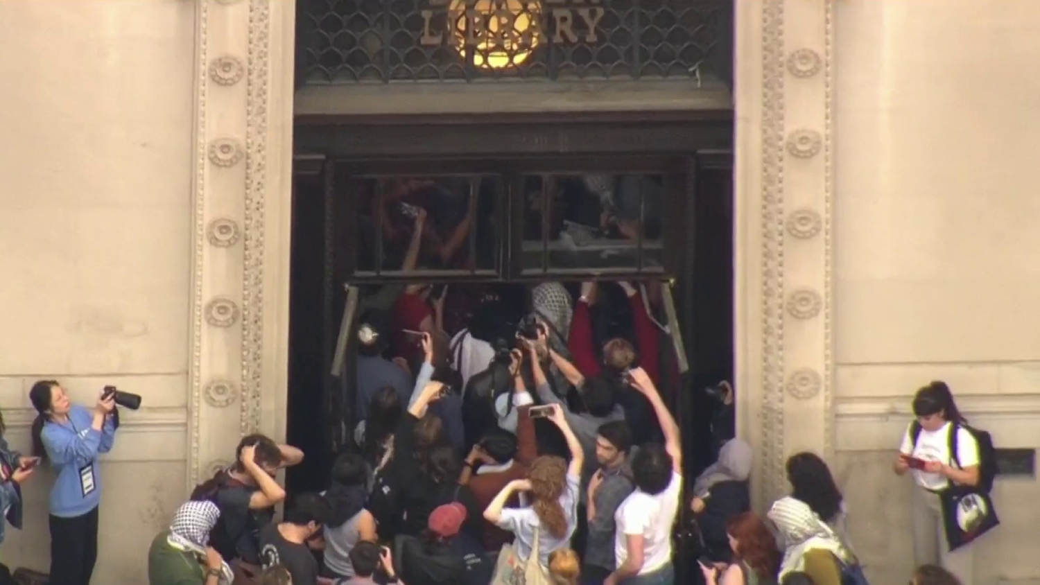 NYPD responds to protesters at Columbia University
