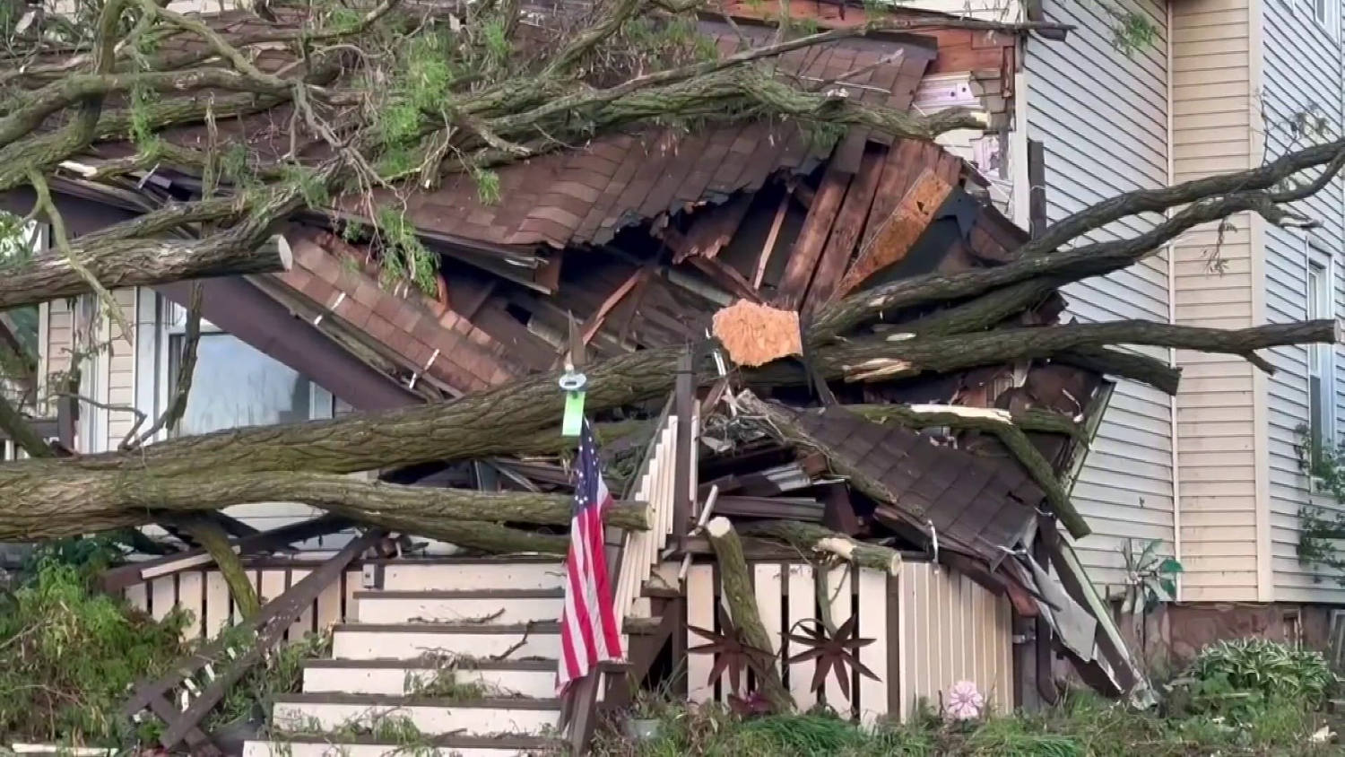 Tornadoes hit Missouri, Kentucky, leaving at least 16 dead