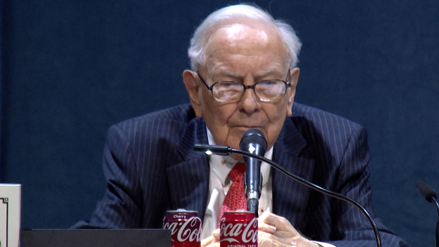 Warren Buffett announces intention to step down as CEO of Berkshire Hathaway