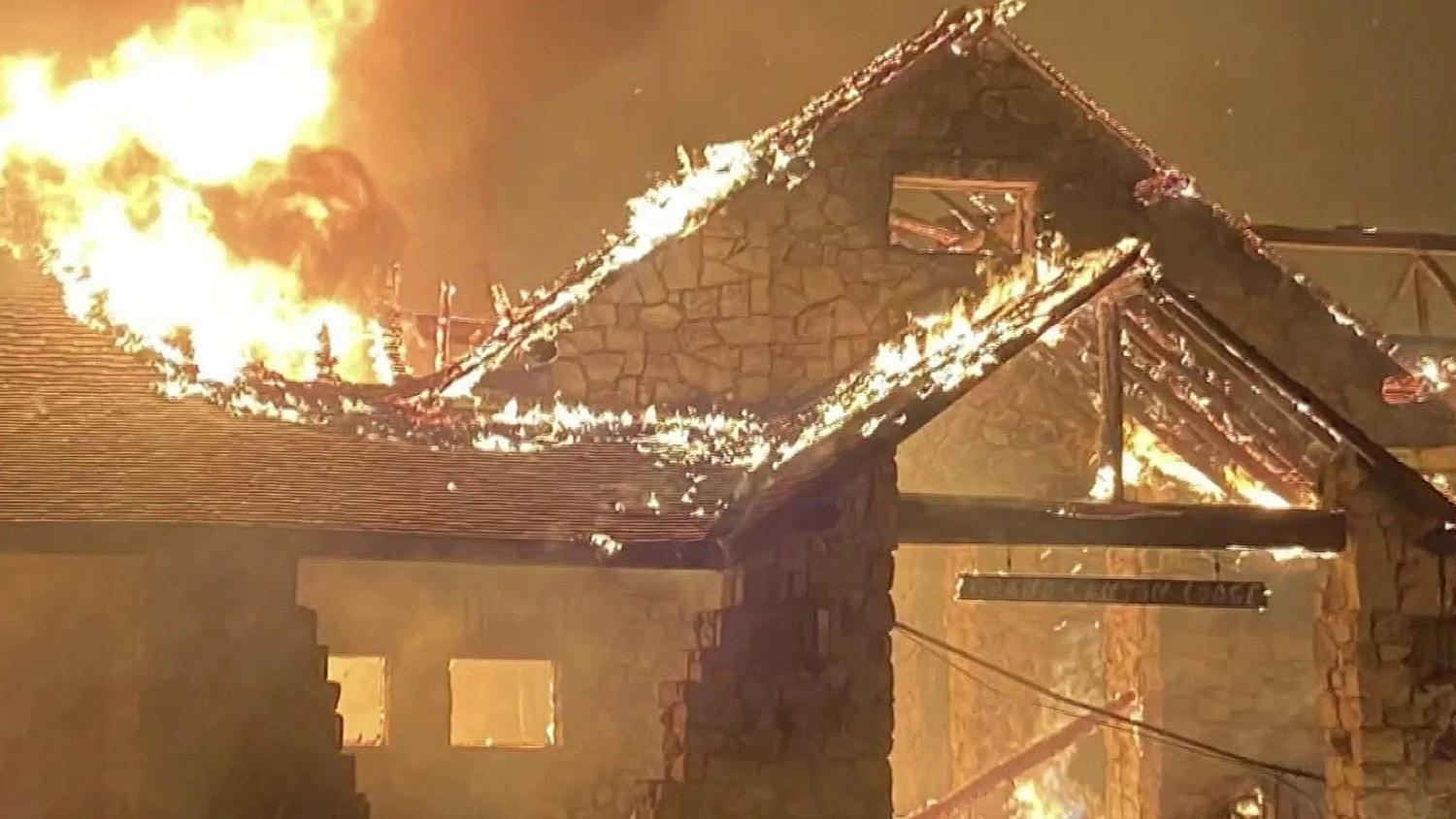 Grand Canyon Wildfires Force Evacuations, Destroy Historic Lodge