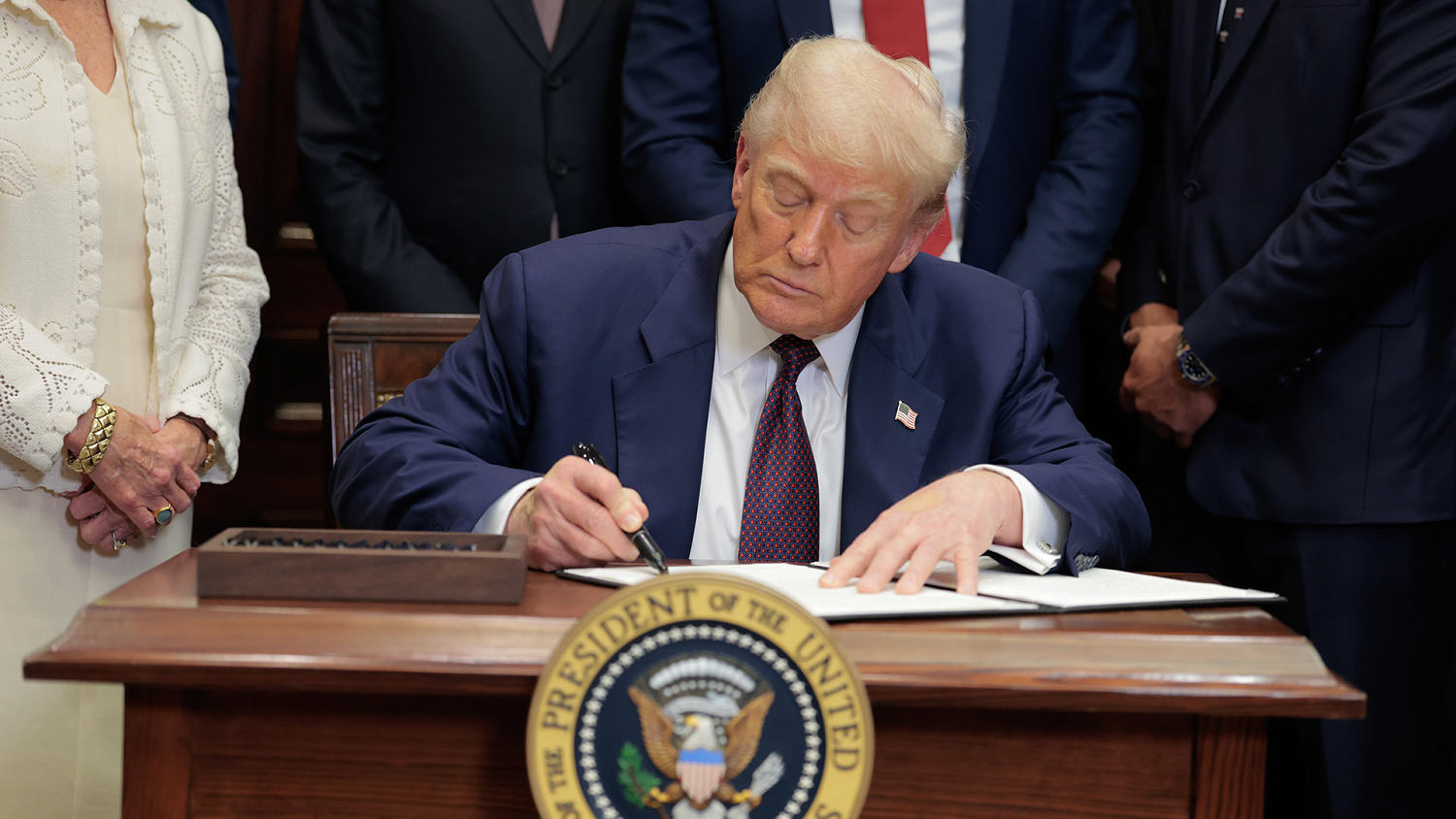 Trump signs executive order on creating Olympics task force