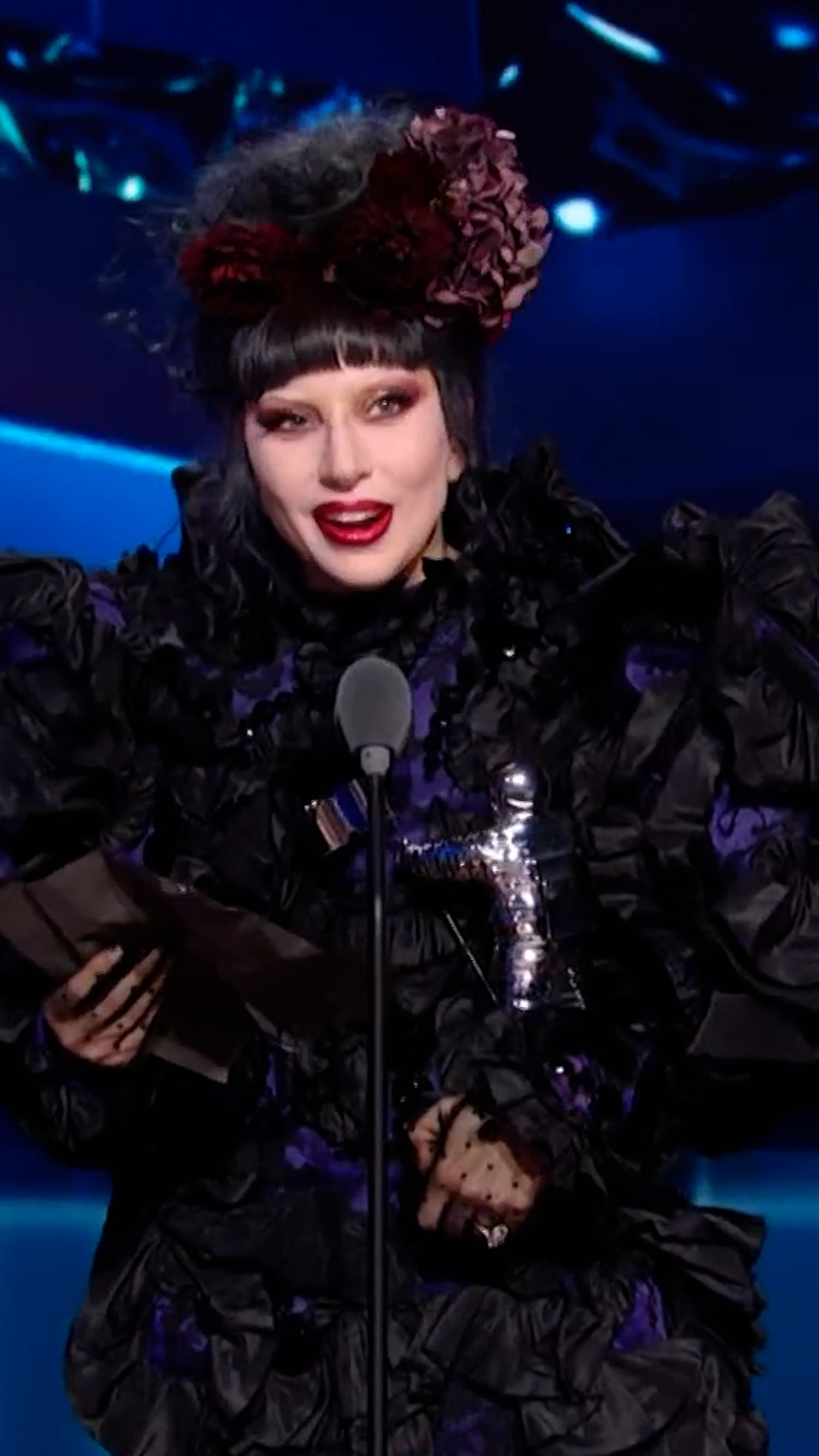 Gaga dedicates VMA artist of the year award to audience
